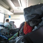 das Moped kommt in den Bus