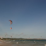 Tag 15 - Kitesurfer beherrschen Nachmittags den Strand von Mui Ne